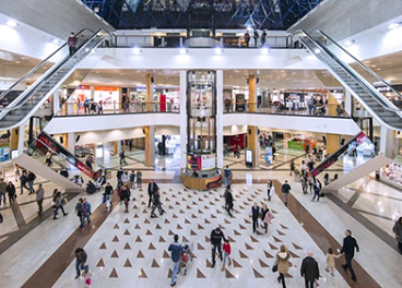 Interior del centro comercial Max Center