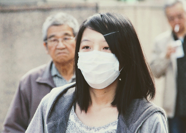 Mujer oriental con una máscara